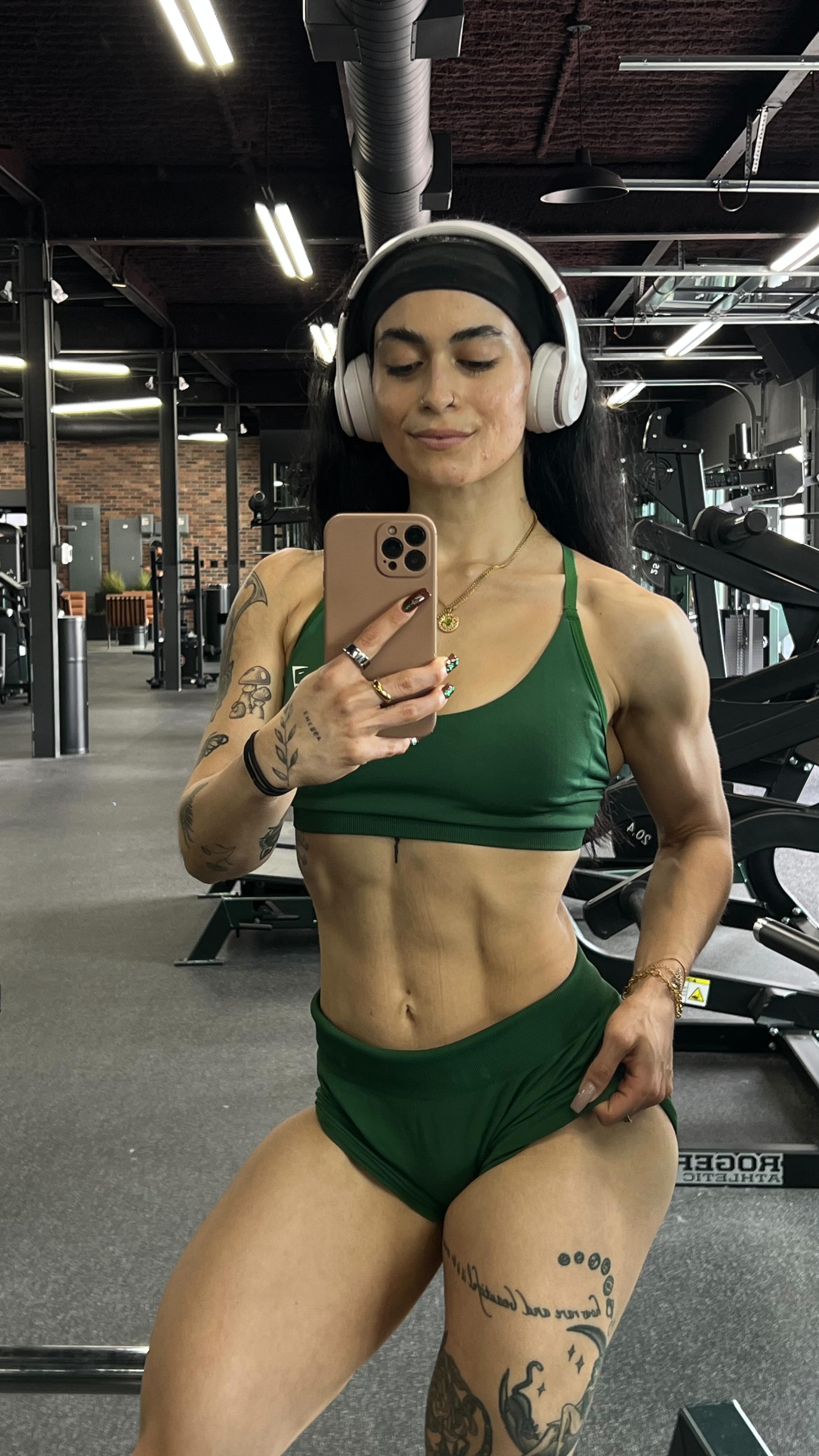 Instagram post by @adririveraa__ for Evogen Nutrition. Caption reads: [...] under some heavy a$ weight😭

some....