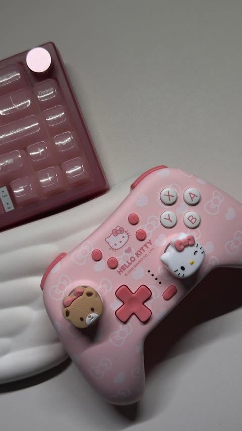 Instagram post by @blacklungio for GeekShare. Caption reads: [...] Hello Kitty Wireless Controller
From:....