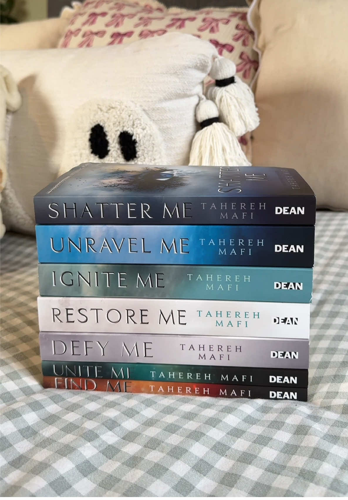 TikTok post by @readwithjem for Books2Door. Caption reads: [...] #bookstodoor #bookseries #yabooktok....