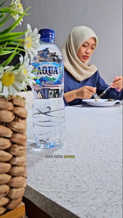 Instagram post by @euzhanmarsa for Sehat AQUA. Caption reads: [...] buat tukar Rp 50.000 Voucher belanja.....