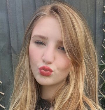 Instagram post by @capri.delancel for Be Coyote. Caption reads: [...] Wearing 𝔻𝔼𝕍𝕀𝕆𝕌𝕊 Lipstick from....