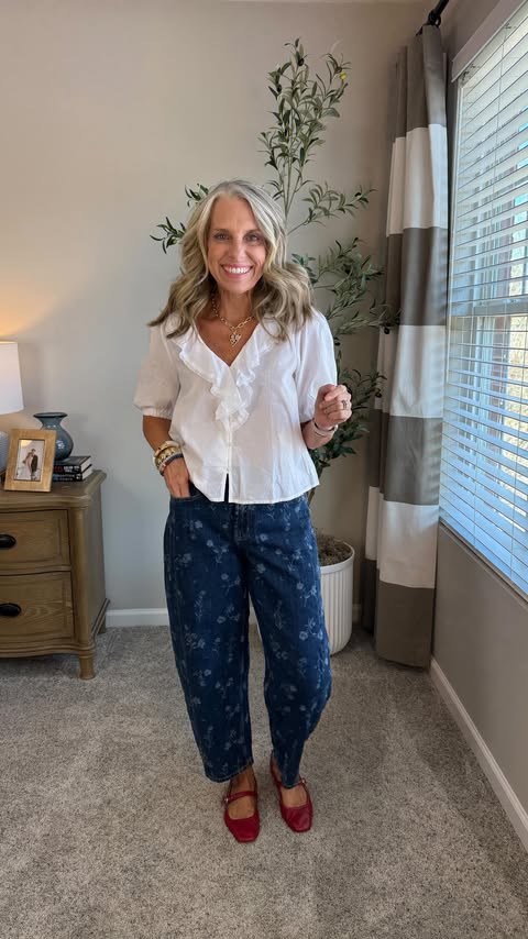Instagram post by @coasttocoast2 for Dolce Vita. Caption reads: [...] the jeans here!!! So good. #oldnavy....