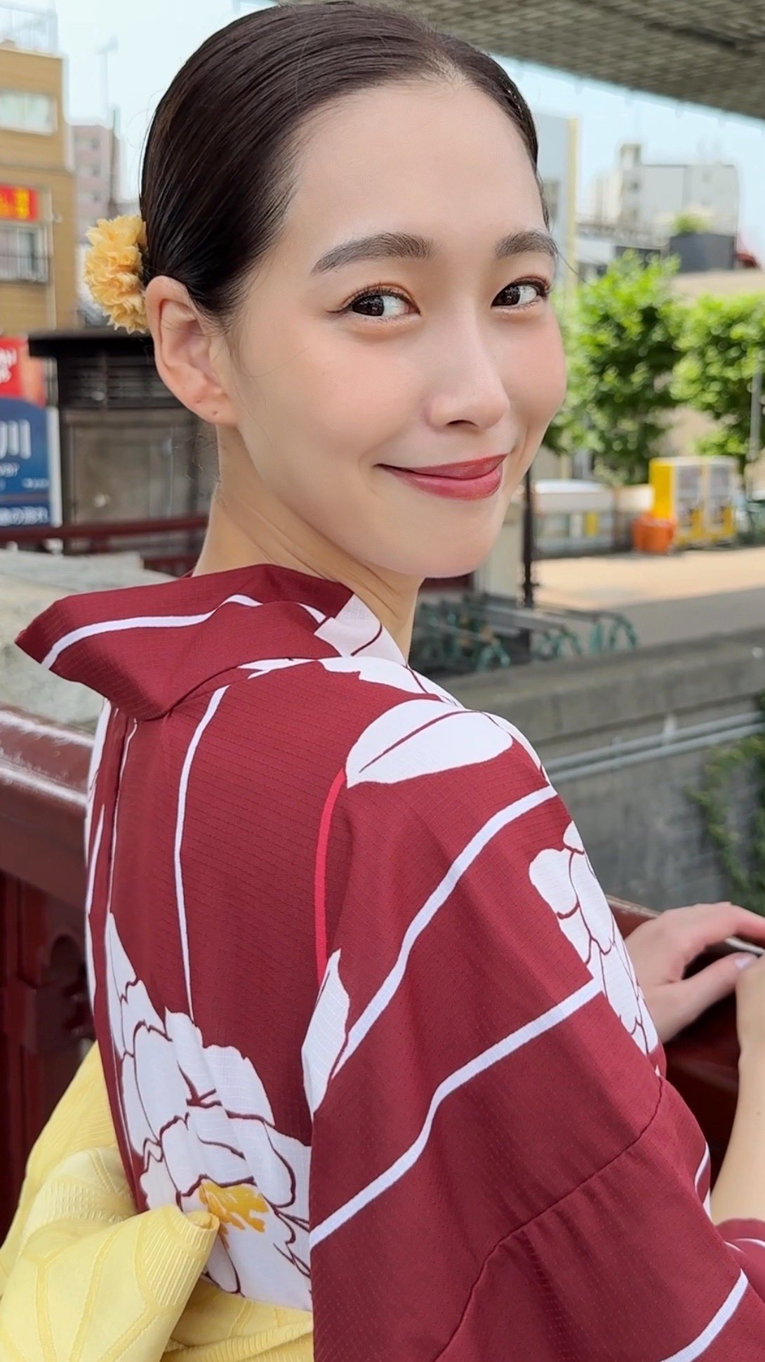 Instagram post by @risakoko for SK-II. Caption reads: 夏のお祭りや花火大会のときも肌とメイクを
キープしたいって思うことが多いですよね！🎇
一日中ずっと....