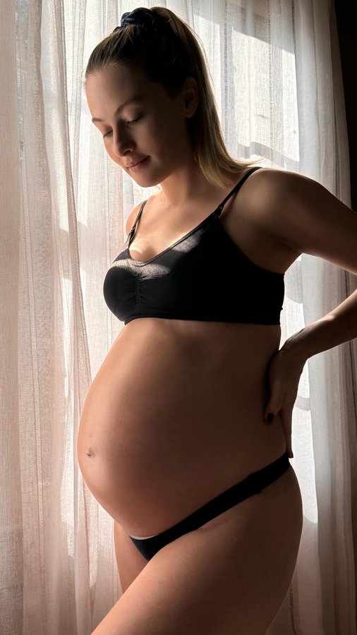 Instagram post by @iamselenabryant for Roe Wellness. Caption reads: I have been using @roewellness belly bundle to....