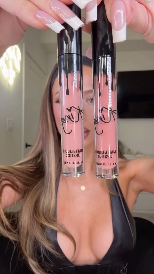 Instagram post by @dose_of_jos for Kylie Cosmetics. Caption reads: Swatching King Kylie Lip Kits YAS 🤏🏼✨ shades ‘A....