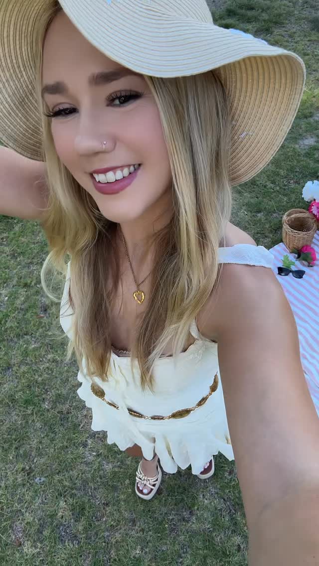 Instagram post by @carlybelle_ for ShoeDazzle. Caption reads: Picnic in the park 🧺☀️📷 . . . @shoedazzle....