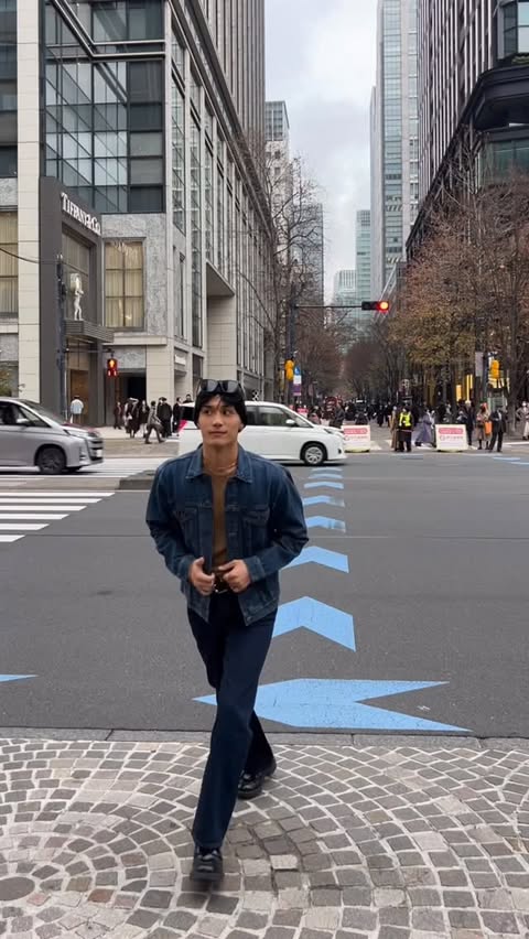 Instagram post by @abe_junya_o821 for Gap Inc.. Caption reads: ・
GapのHOLIDAYコーデ👖
個人的におすすめはデニムジャケットに
差し色でベージュのTシャ....