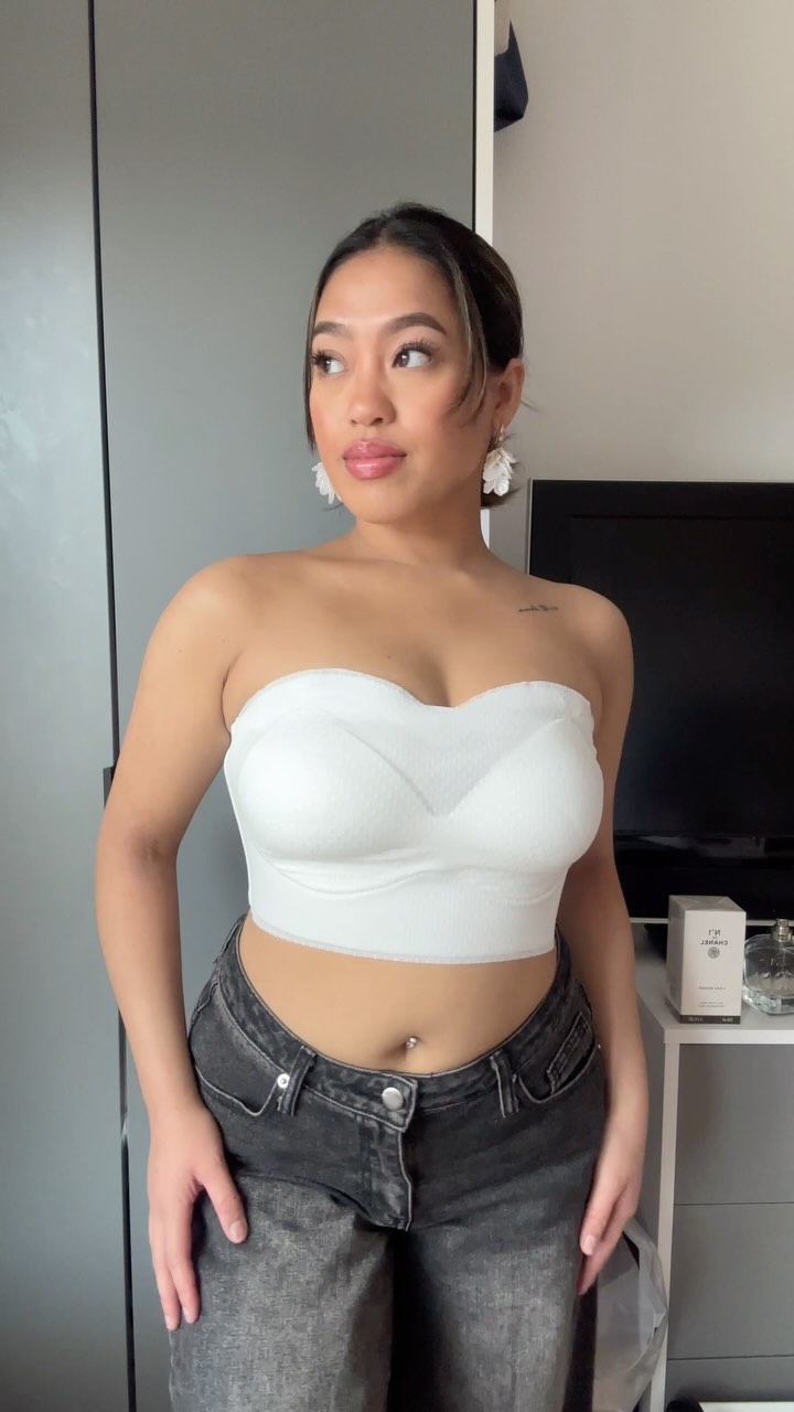 Instagram post by @leanxie_ for MagicBra. Caption reads: [...] do you prefer? 🤍 or 🖤

Bra from....