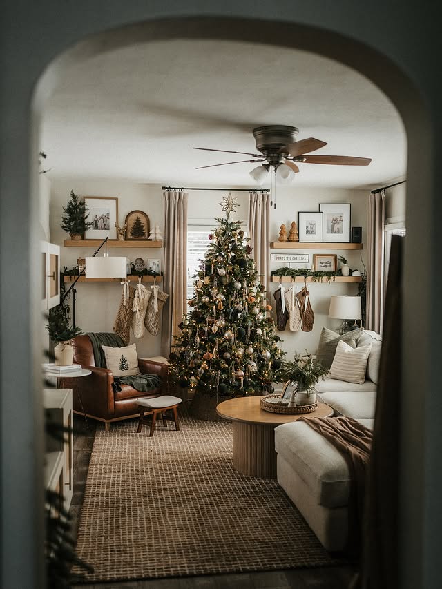 Instagram post by @amandaw818 for King of Christmas. Caption reads: [...] memories with those you love 🥰....