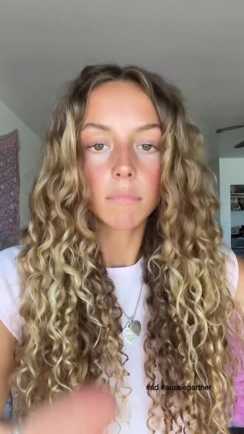 Instagram post by @emerythueson for Aussie Hair. Caption reads: [...] is so easy to use which makes me LOVE....