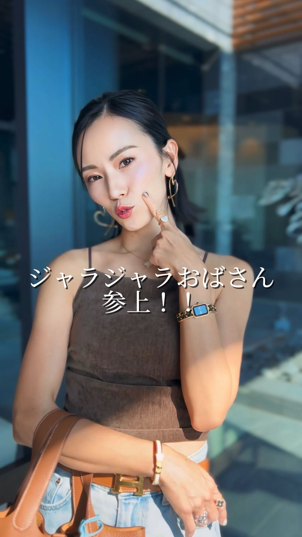 Instagram post by @nyakanya for Sergio Rossi. Caption reads: ファッションもジュエリーも大好き😍
持っているジュエリーには全て
思い出と意味がある大切な宝物ばか....