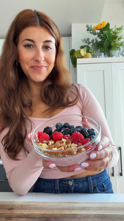 Instagram post by @alexawhatsfordinner for Benefiber. Caption reads: [...] Fruity & delightful chia pudding feat.....