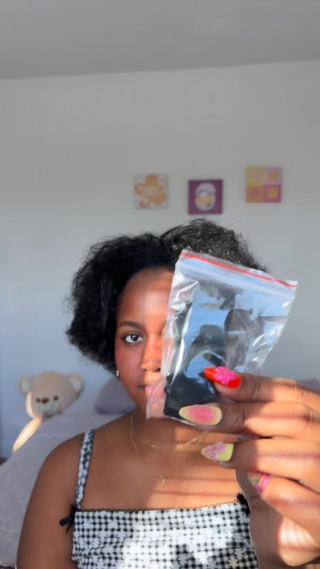 Instagram post by @jairamichh for WigFever. Caption reads: [...] mi mamá💇🏽‍♀️❤️‍🔥 qué les parece???
Peluca....