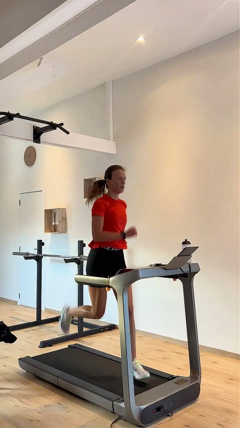 Instagram post by @helena_kohlanta for WalkingPad. Caption reads: [...] de personnes qui utilisent....