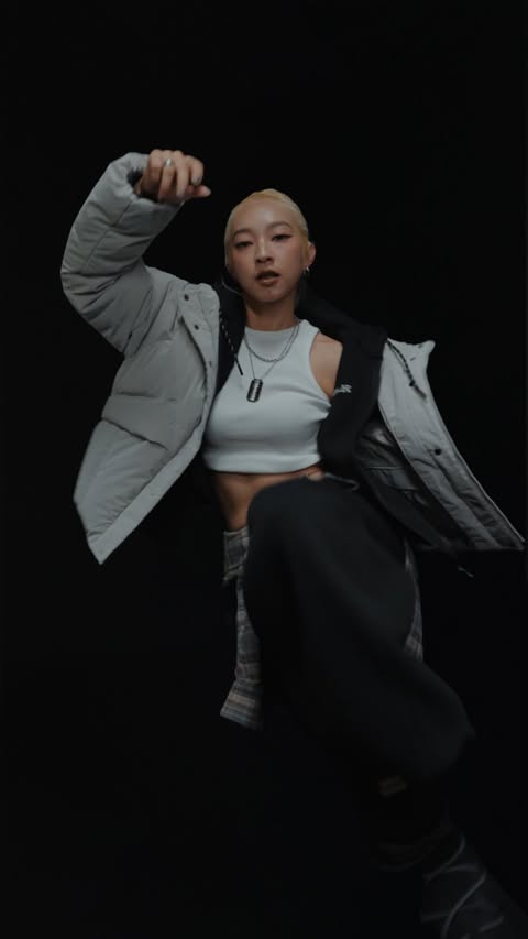 Instagram post by @highcutmag for Hunter Boots. Caption reads: #제작지원 KYOKA, Beyond the HUE. 변화하는 컬러의 온도 속에서 펼쳐지는....
