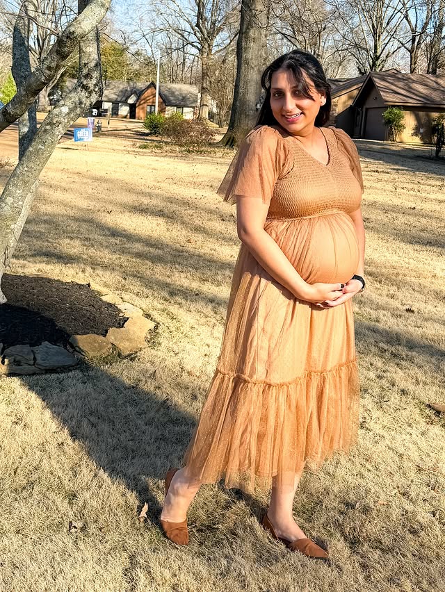 Instagram post by @komalmeansdelicate for PinkBlush Maternity. Caption reads: [...] The classic romantic look. : 👗 :....