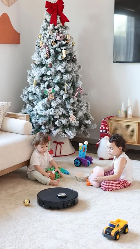 Instagram post by @simplyesrag for Dreame. Caption reads: Want a fun, organized holiday without the cleaning....