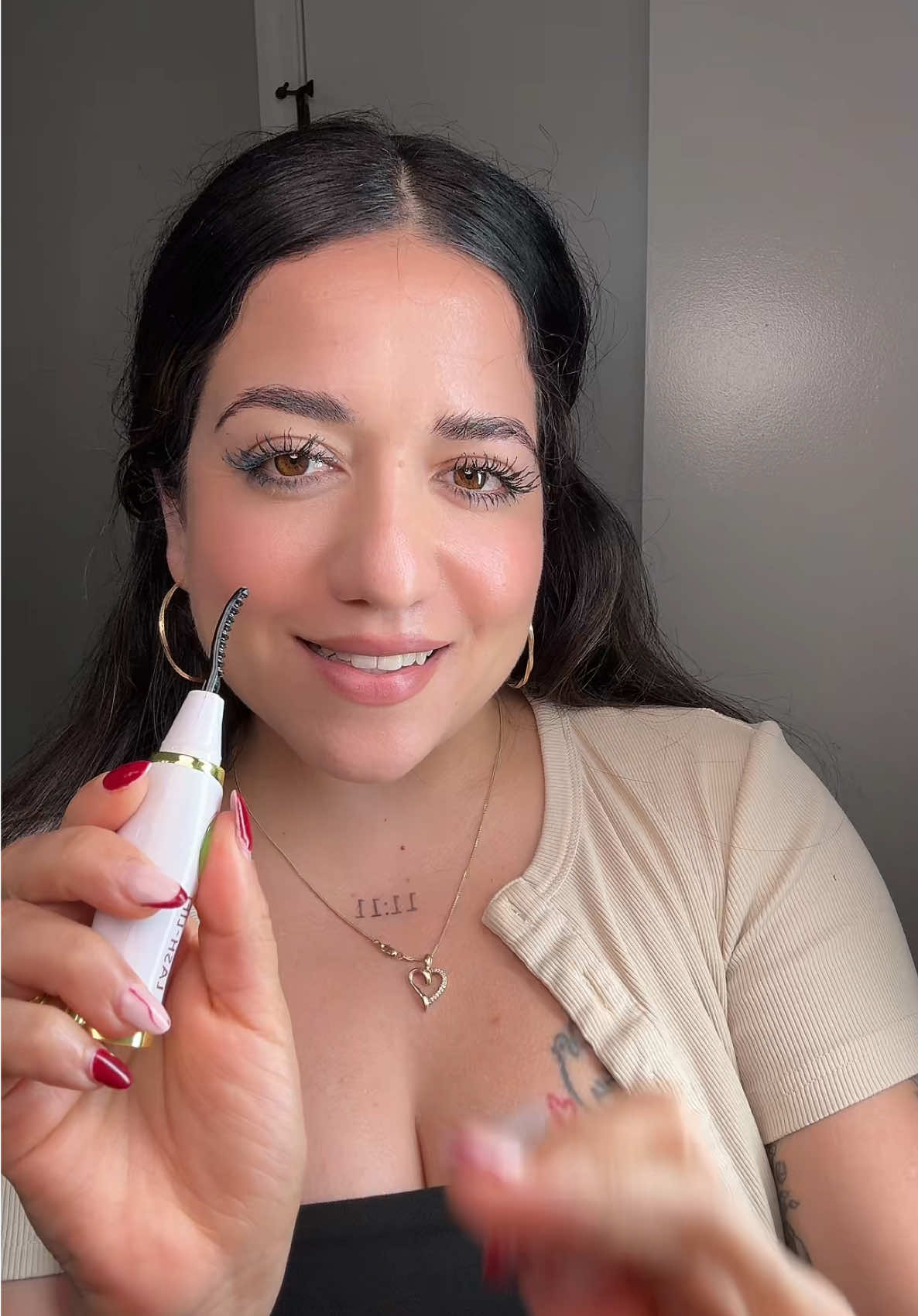 TikTok post by @rosyajk for Grande Cosmetics. Caption reads: [...] en caliente para tus pestañas @Grande....