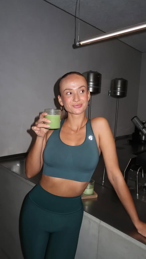 Instagram post by @sacherjulia for OCEANSAPART. Caption reads: [...] to be just a workout fit @oceansapart.