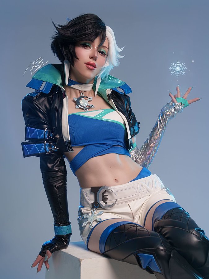 Instagram post by @aka_purin for dokidokicosplay. Caption reads: [...] P4tre0n already 👀💙

Cosplay from....