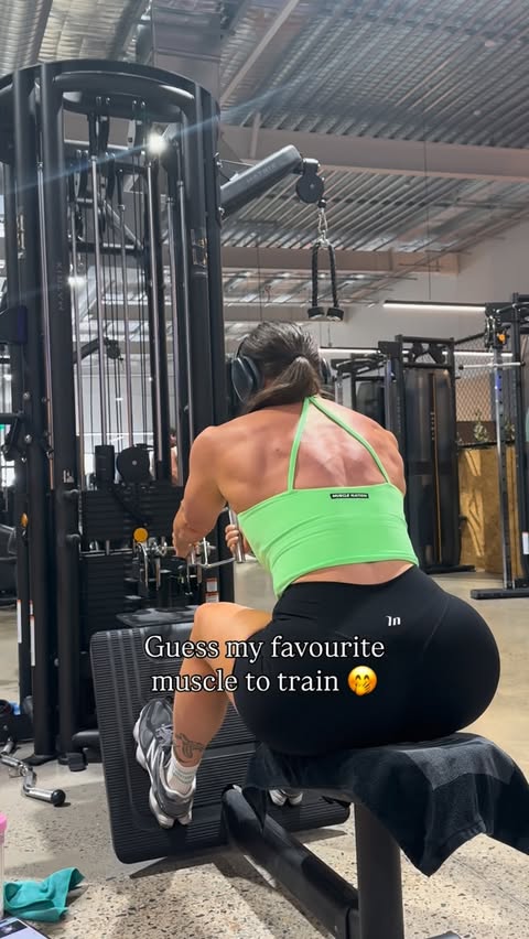 Instagram post by @sc.mealprep for Muscle Nation. Caption reads: [...] never see me skip back day 😮‍💨....