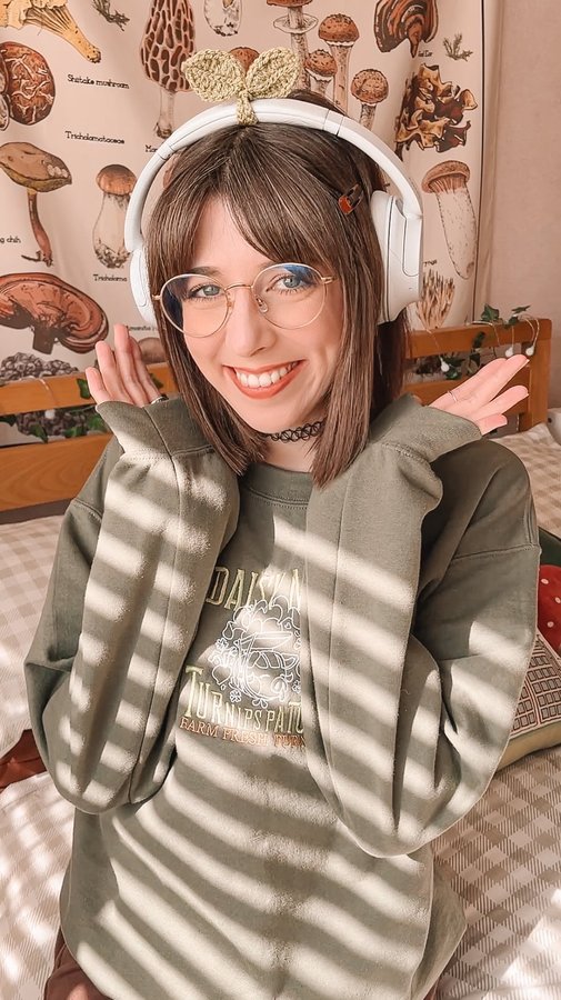 Instagram post by @hellosammylou for Petimint. Caption reads: [...] super cute Daisy Mae sweatshirt from....