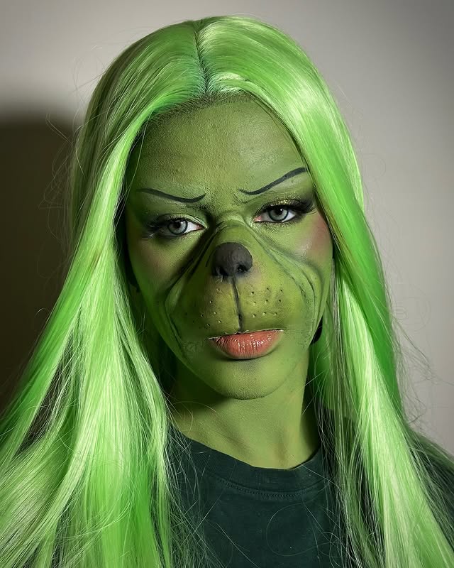 Instagram post by @bylaurajne for Barry M. Caption reads: [...] layer up blush duo in mulberry spice⭐︎....