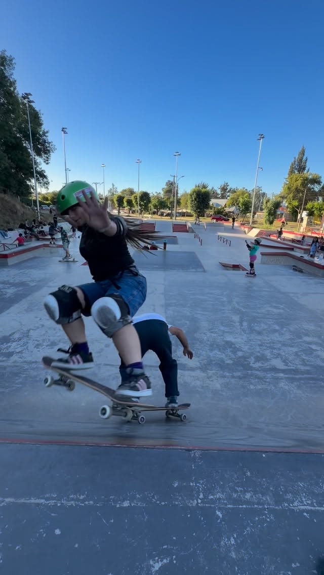 Instagram post by @cerotimida for Dickies. Caption reads: Mis 60 seg para #desafíodickiesskate ❤️‍🔥🛹 - -....