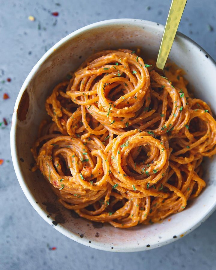 Instagram post by @hello.kalin for THRIVE Magazine. Caption reads: This creamy roasted red pepper & garlic sauce....