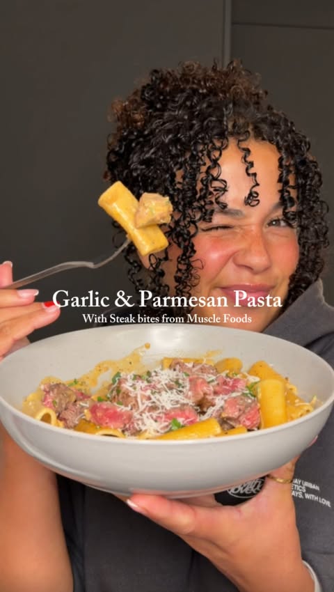 Instagram post by @recipeswithren for MuscleFood.com. Caption reads: Garlic Parmesan Pasta & Steak bites 🥩 ✨ Muscle....