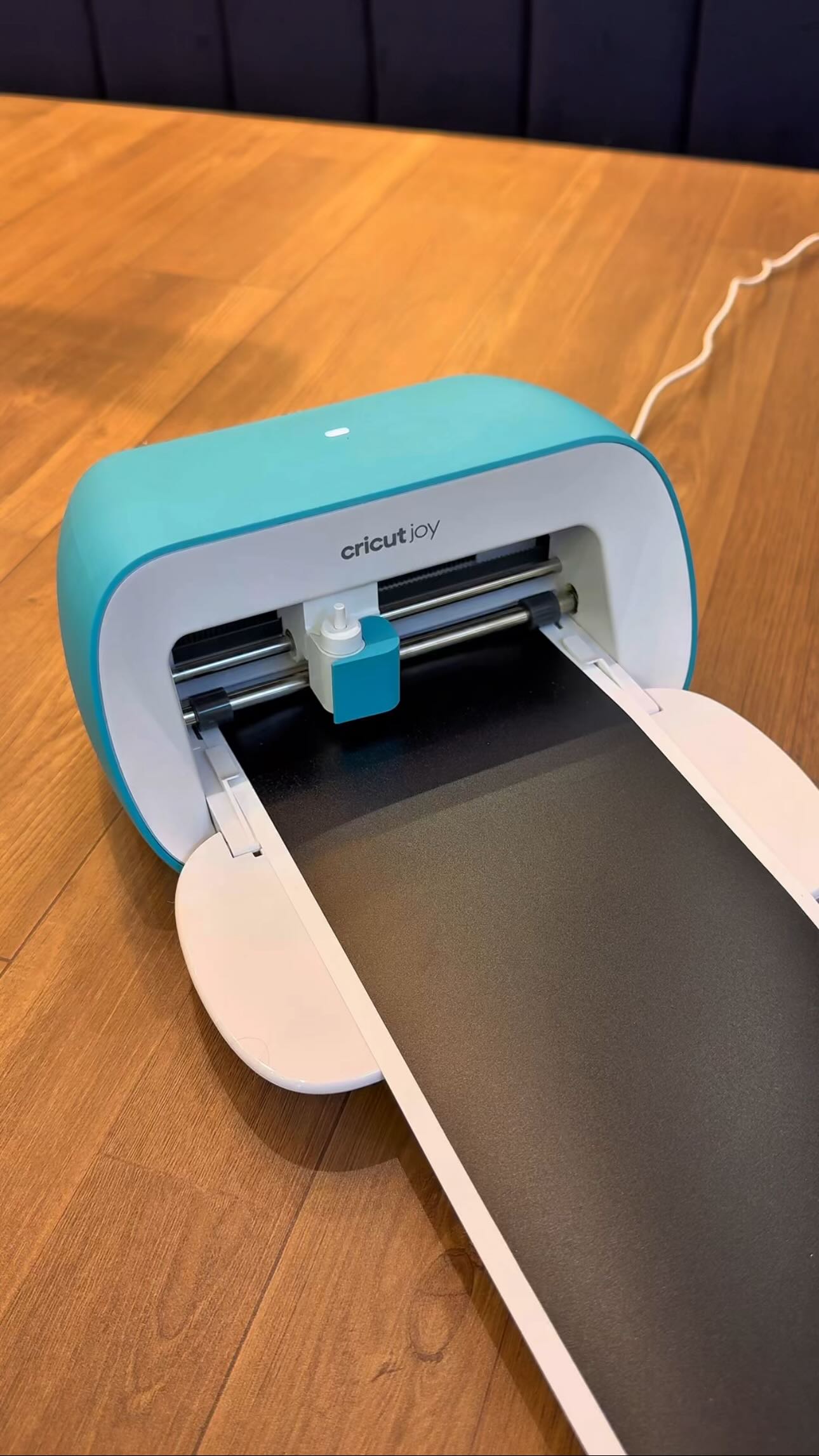 Instagram post by @ape156 for Cricut. Caption reads: Você teria essa máquina? 😱 

A Cricut Joy da....