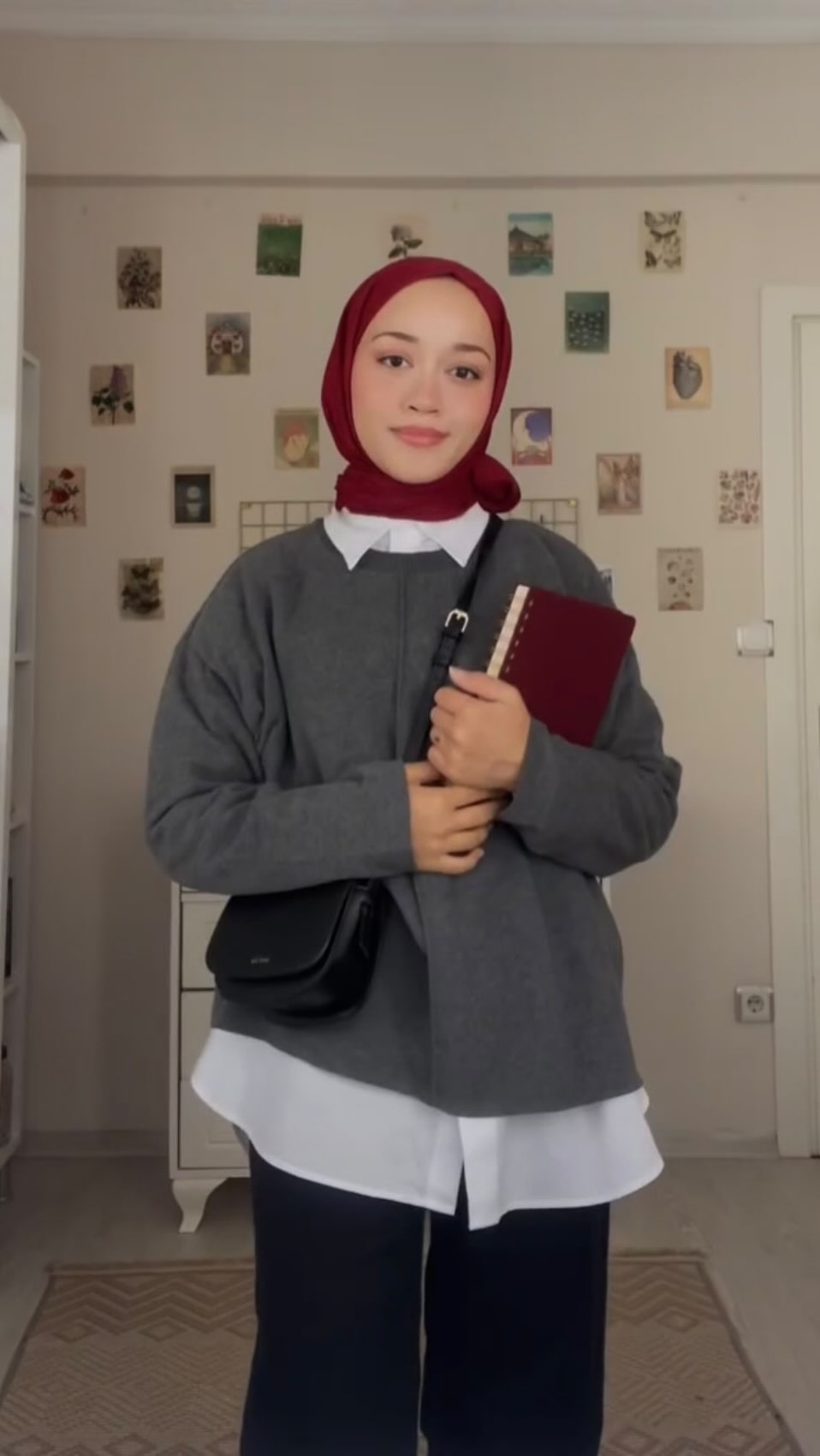 Instagram post by @bugunegiydiler for LC Waikiki. Caption reads: Antrasit Bisiklet Yaka Triko Kazak 
449....