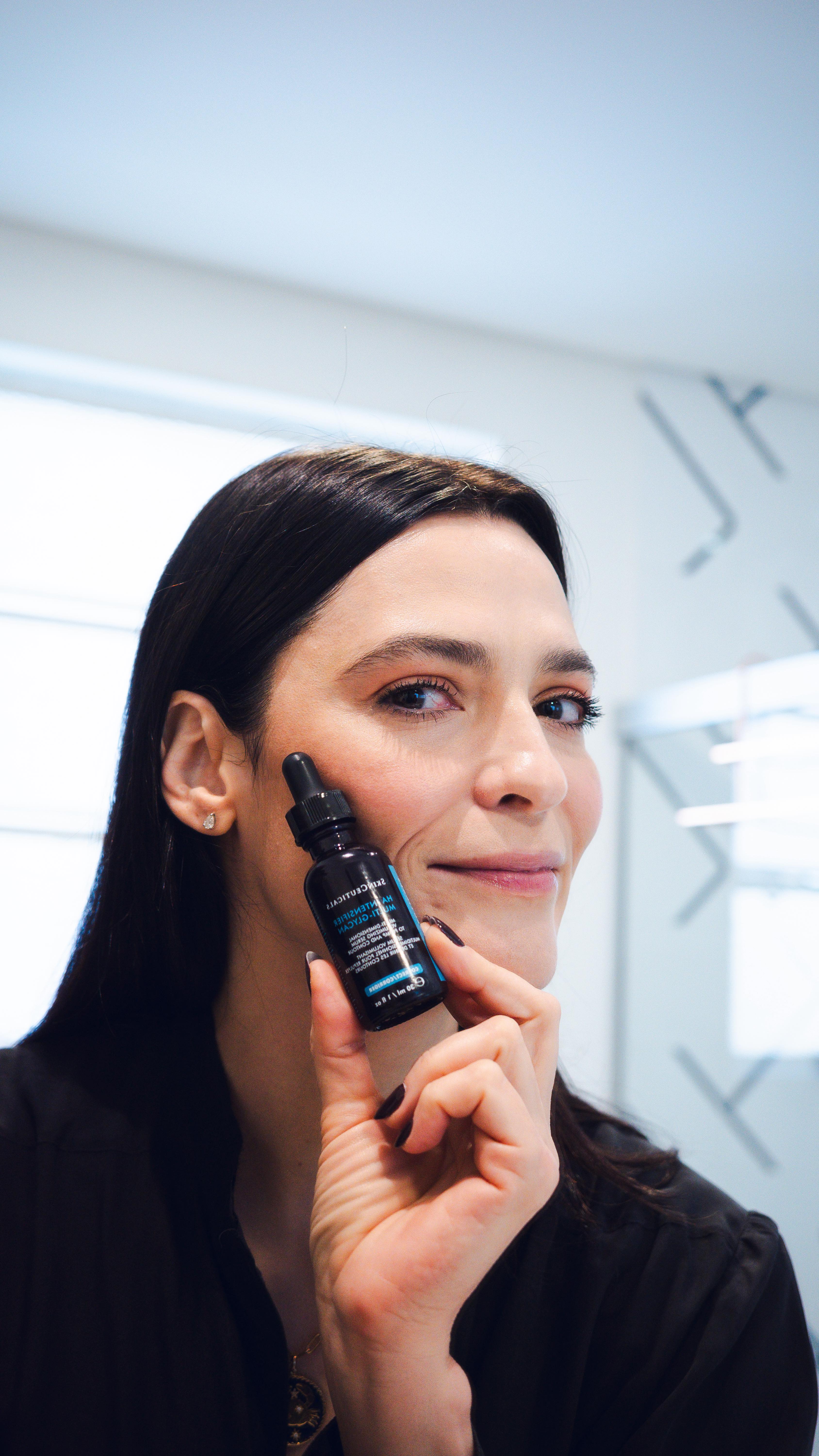 Instagram post by @vanessarozan for SkinCeuticals. Caption reads: Sabe aquele boost que a pele precisa?

Comecei a....
