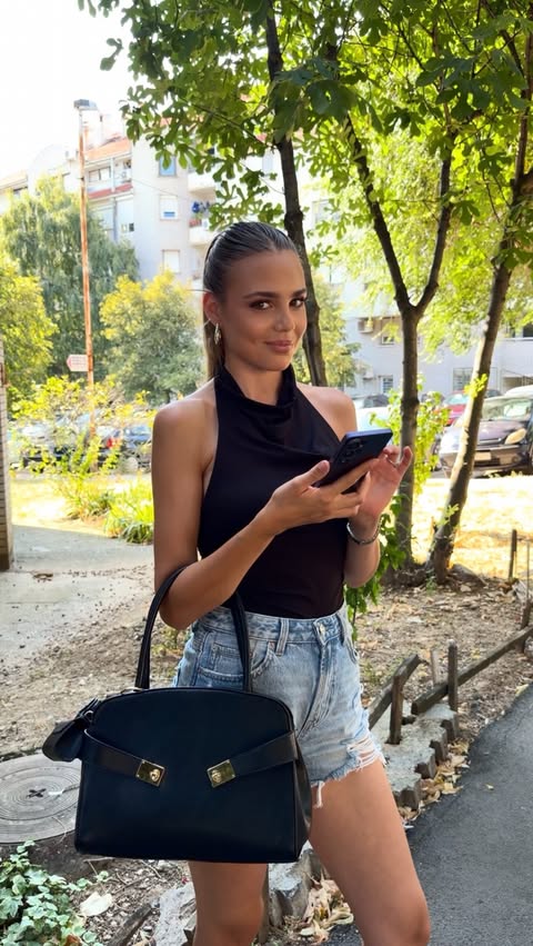 Instagram post by @mihaelaelle for Samsung Mobile. Caption reads: [...] Sadržaj sponzoriše: @samsungsrbija....