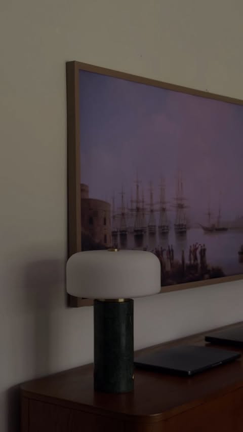 Instagram post by @dilamiraco for Hisense. Caption reads: [...] 🤍🖼️ #homedecor #smarthome #homeinspo....