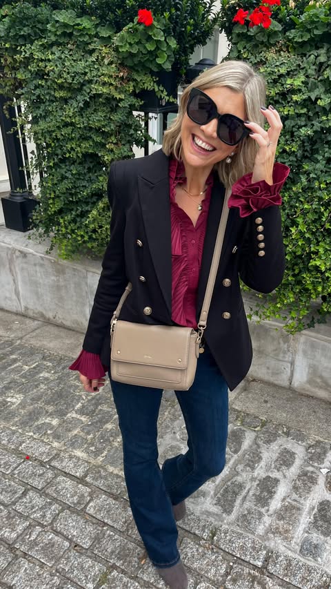 Instagram post by @kellylouise398 for GLAS EYEWEAR. Caption reads: Guilty! 🛍️🎁🎄

Outfit details:
- Blazer....