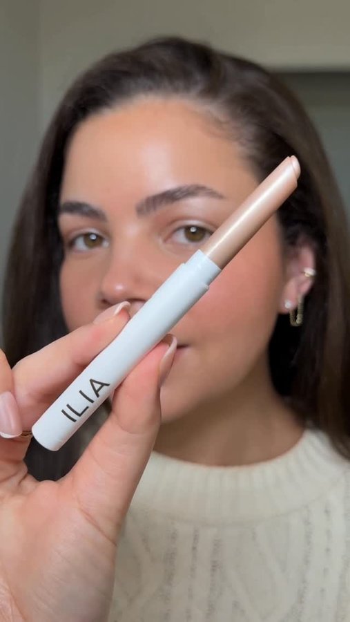 Instagram post by @aislinnfoutz for ILIA Beauty. Caption reads: The most effortless way to make your eyes pop....