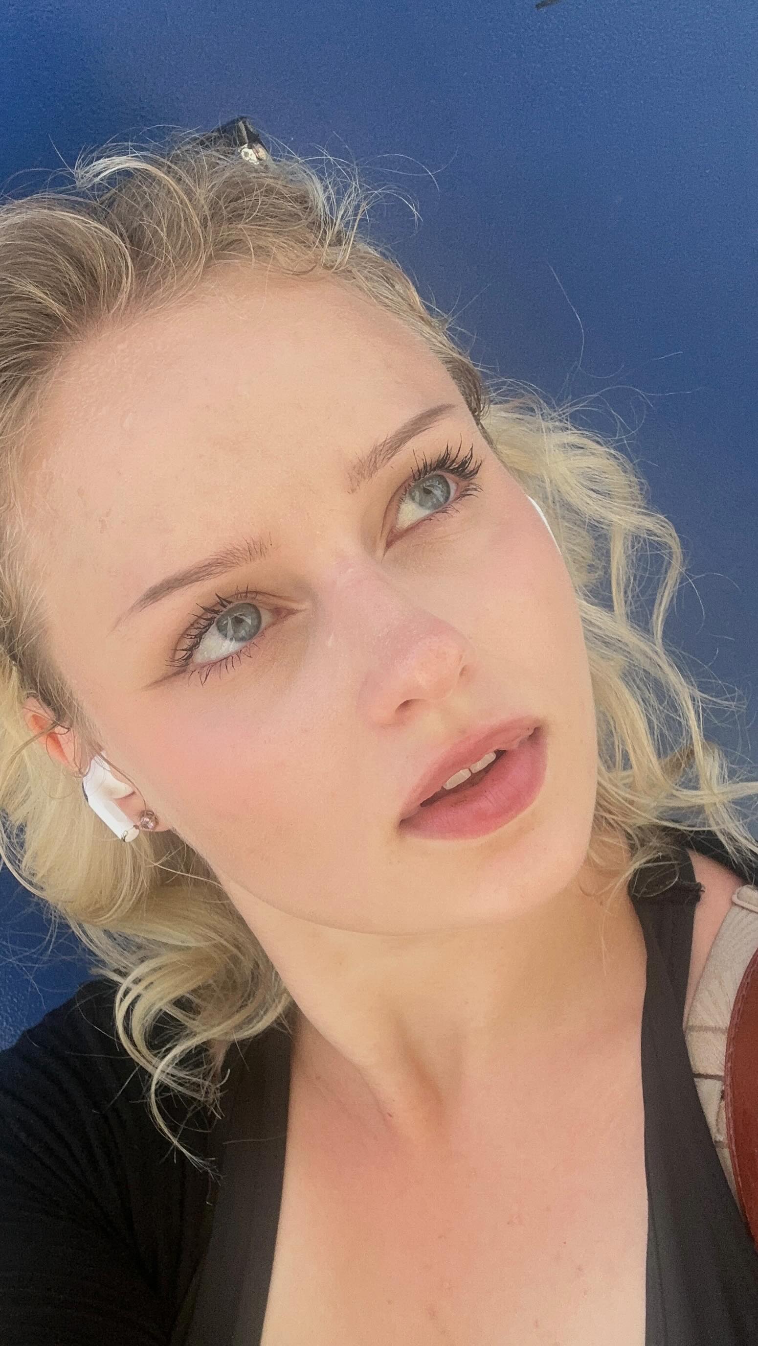 Instagram post by @aleksandra.moszczynska for Oriflame. Caption reads: Jeszcze ma do tego piękne kolory ja mam odcien....