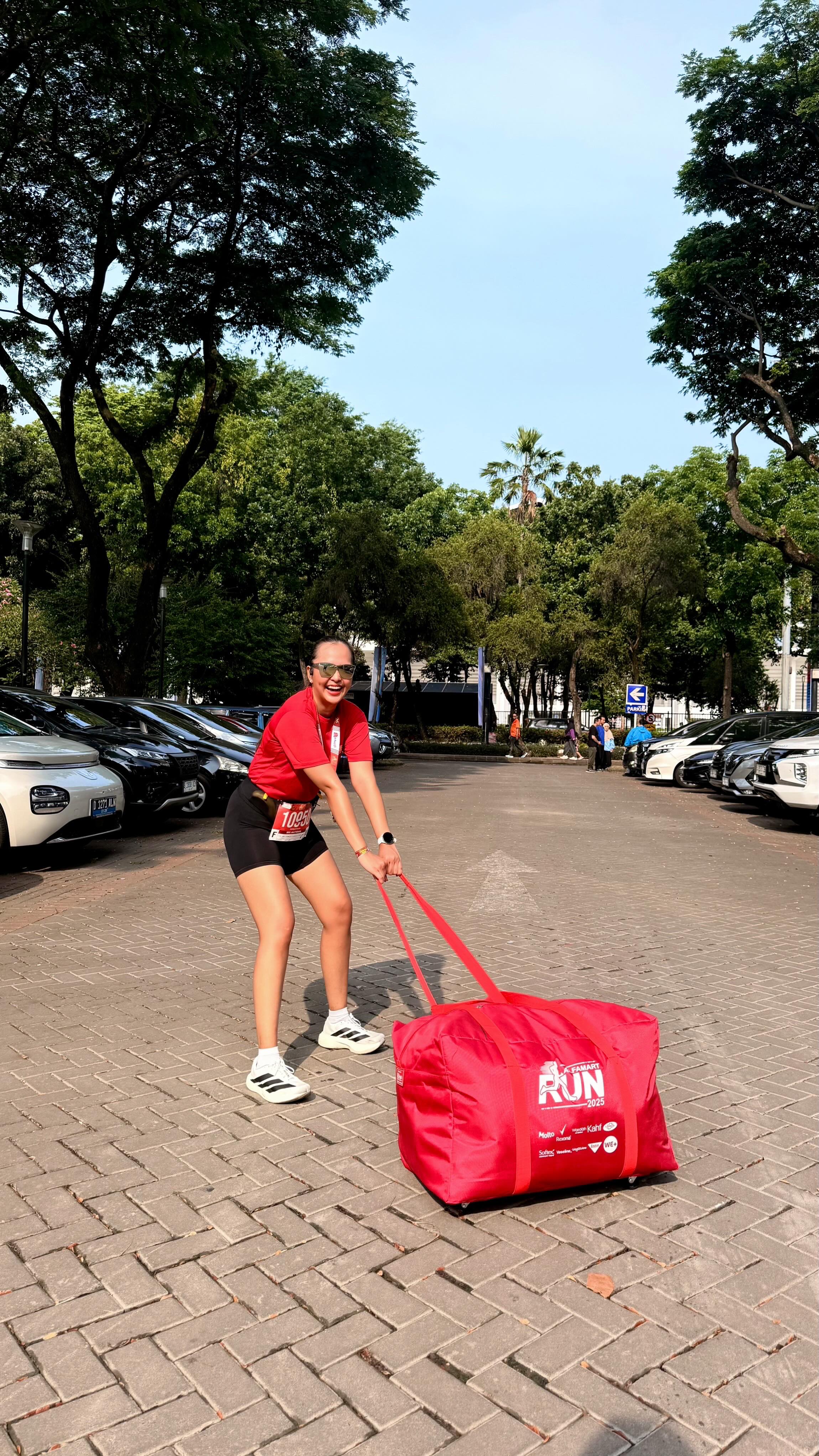 Instagram post by @natisyafzm for Alfamart. Caption reads: beres lari Alfamart Run mendadak buka warung di....