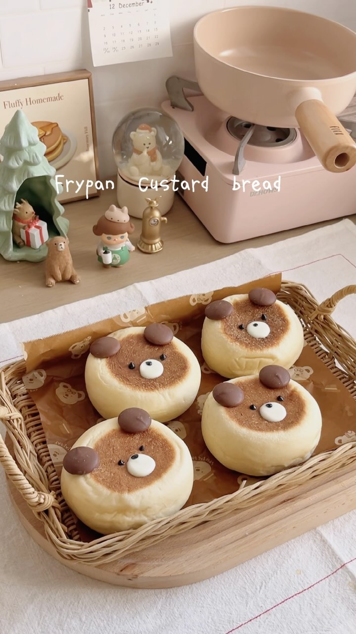 Instagram post by @satsuki_homecafe for FIKA. Caption reads: フライパンで作るカスタードパン🧸
めっちゃ愛用してるブランドからかわいいピンクのフライパン頂いたの....