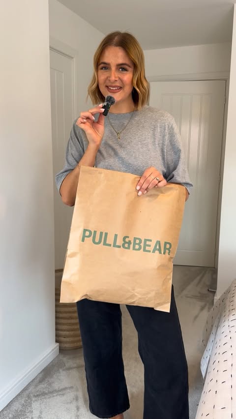 Instagram post by @elizabethdaisy for Pull&Bear. Caption reads: The dress has pockets and comes in 2 other colours....