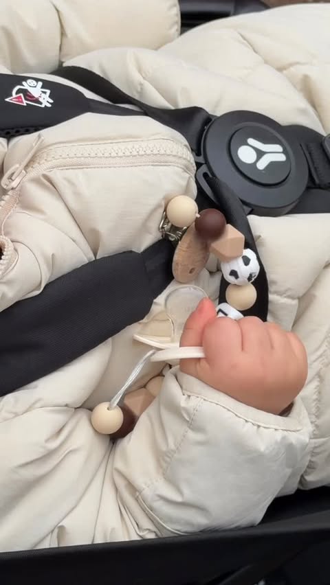 Instagram post by @dilaraselfinaz for Stokke. Caption reads: [...] hier heeft bij zn anneanne 🥹🤍 van....