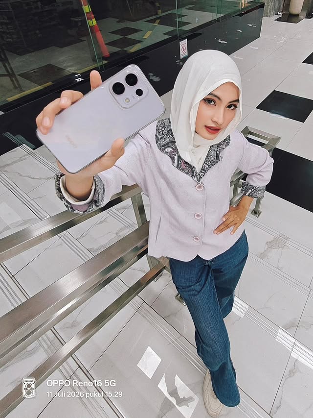 Instagram post by @dwisaniarahma for OPPO Indonesia. Caption reads: POV: cuma coba-coba, tapi hasilnya malah di luar....