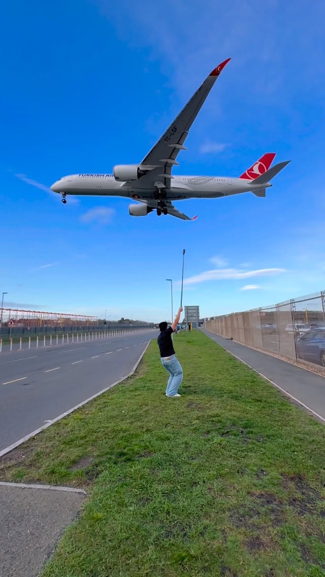 Instagram post by @aeroblinx for Turkish Airlines. Caption reads: I can do it over and over again. @turkishairlines....