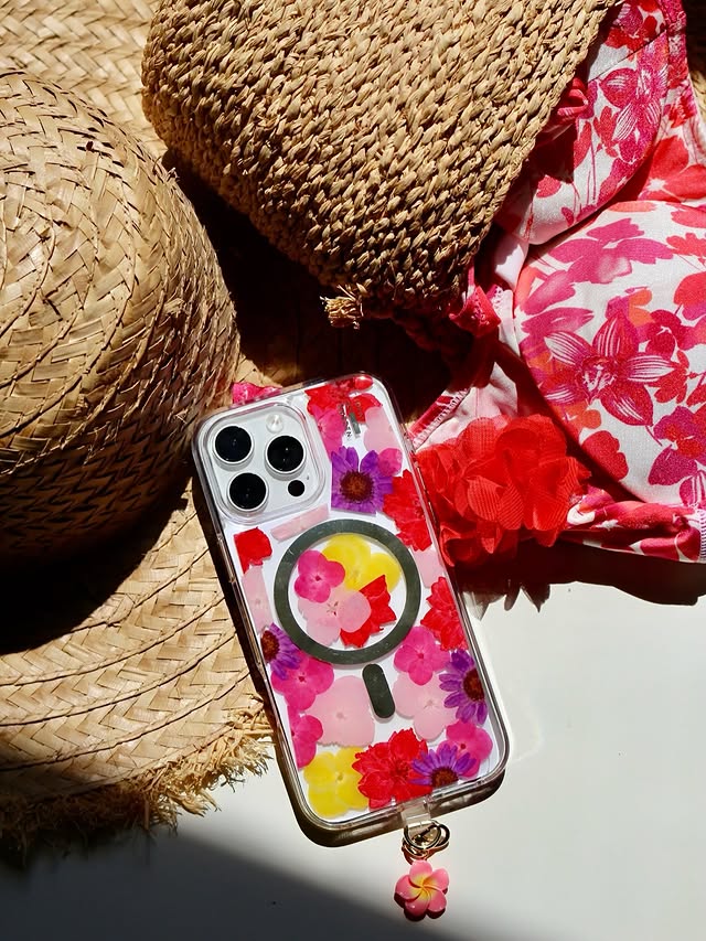 Instagram post by @ladyessegici for IDEAL OF SWEDEN. Caption reads: Vacay mode 🌺 @idealofsweden . End of summer sale....