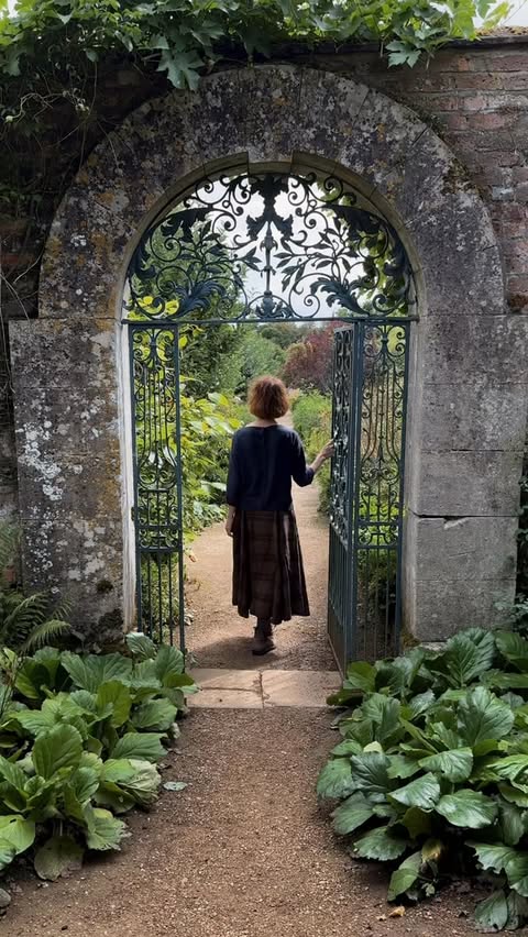 Instagram post by @foxglove_and_ivy for Son de Flor. Caption reads: [...] spend an afternoon. . 🍂 Skirt is by....