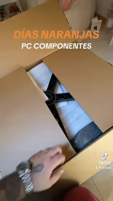 Instagram post by @oscarparga_ for PcComponentes. Caption reads: Graciaaaas! @pccomponentes por esta pedazo de....