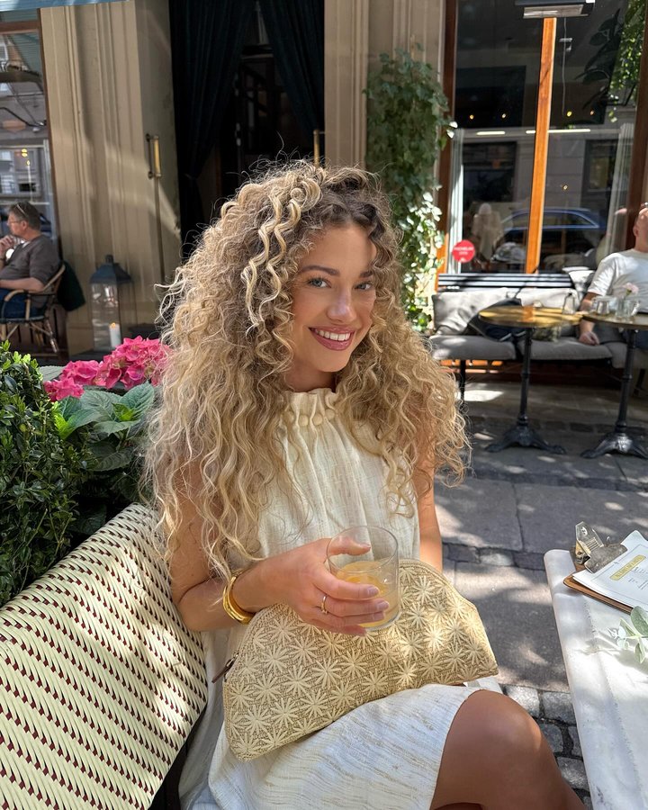 Instagram post by an influencer for Sézane. Caption reads: annonce, it’s a @sezane summer 🤍.