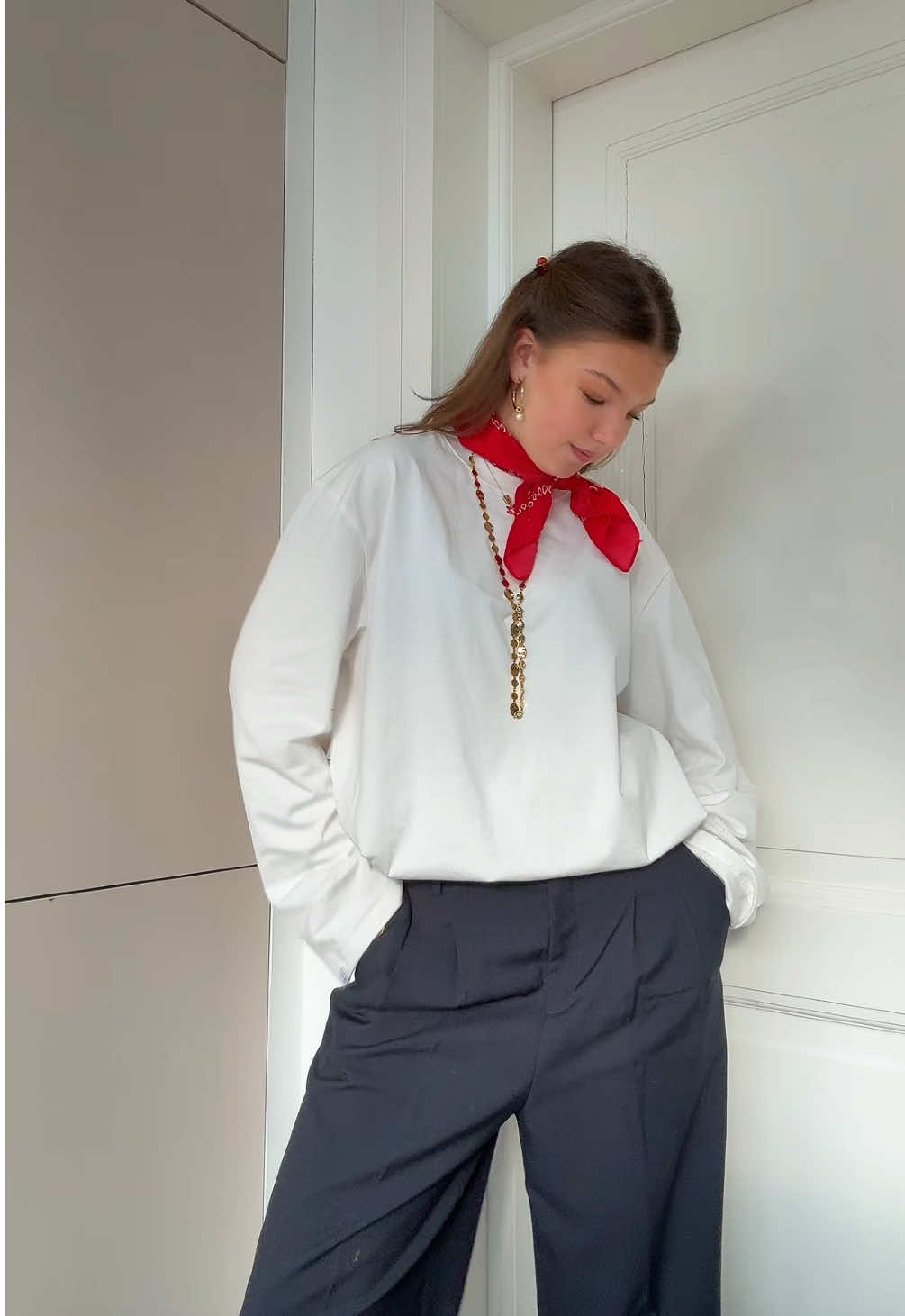 TikTok post by @floorvanzoerenx for SIZZ THE BRAND. Caption reads: outfit, urban elegance collectie > @SIZZ the brand....