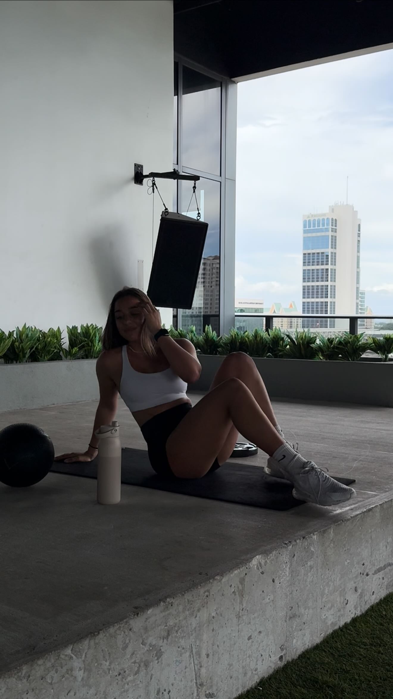 Instagram post by @julescarinee for LARQ. Caption reads: [...] bottle 🤝🙂‍↔️

link in bio!!🔗 @livelarq....